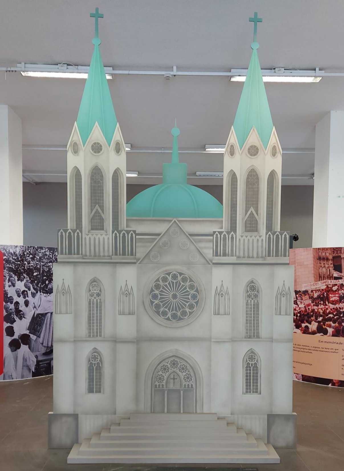 Cenografia em réplica de catedral produzida para exposição