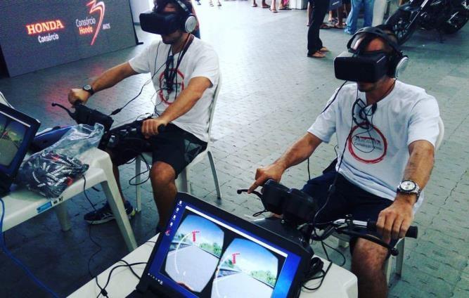 Participantes usando óculos de realidade virtual em simulador de moto
